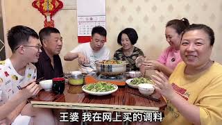 哥哥做道王婆大虾，鲜香又美味，吃完大虾涮青菜，一菜两吃真过瘾