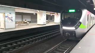 1251次基隆發車經由西部幹線開往新竹的銀綠色微笑號EMU900型十輛一編組EMU902區間車