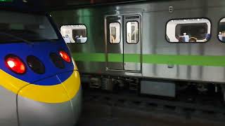 4154次北湖發車經由宜蘭線開往蘇澳的EMU810+EMU809微笑號區間車，和1137次基隆發車經由山線開往苗栗的銀綠色微笑號EMU900型十輛一編組EMU931區間車