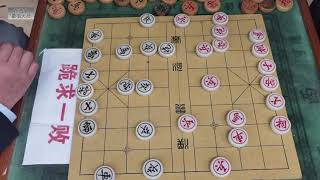 老棋王街頭擺棋攤，國家象棋大師孫浩宇竟去砸場子，神秘人怒了