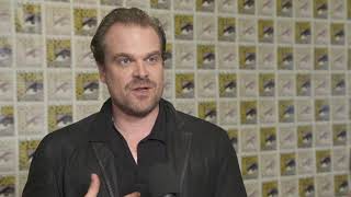 SDCC 2017 : Stranger Things S02 itw David Harbour (official video)