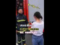 消防員小哥哥偶遇小迷妺要加wx，隊友一旁助攻，網友：幸福來的太突然～