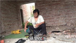 在路上骑了一下午才找到了一个废弃的房子，晚上做个牛肉挂面吃【小张的vlog日记】