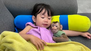 Mon monkey is sad because his mother hugs Kobi monkey to sleep