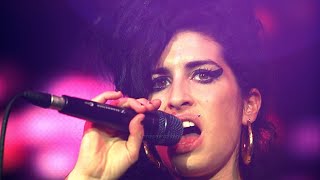 (Better Quality) Amy Winehouse | Me And Mr Jones - Live AOL Winter Warmer 2006