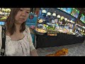 traveling曼谷iconsiam mall美食街每攤看起來都很好吃~可是怎麼買到魚漿做的蝦蝦串呢@@