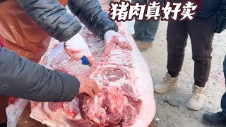 农村猪肉热销！一出摊就被抢空，难以想象的销量背后真相是什么？