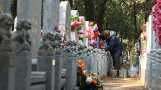 Chinese visit ancestors' graves on Tomb Sweeping Day | AFP