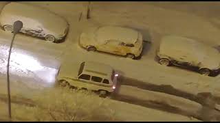Quando una Renault 4 del 1960 umilia sulla neve un SUV del 2010 - gennaio 2020