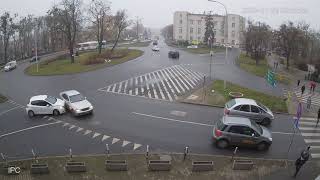 Kolizja na rondzie bankowym - Mercedes i Peugeot