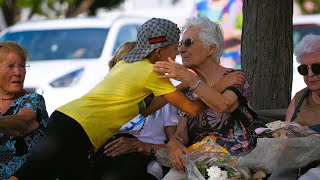 Il offre des Roses aux Personnes âgées 💔🥺