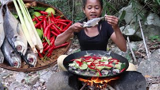 Survival skills: Cooking fish spicy with Chili and Lemon for Dinner in the jungle