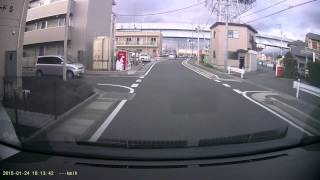 ここ、ずっと手前に停止線あるの？先日も高速で交差点に向かってくる車両を見てブラインドコーナーの恐怖を今回もまざまざと見せつけられた FULL-HD ドライブレコーダー