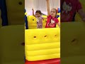 Castillo inflable del tamaño de la sala y mama no lo sabe! juegos inflables #shorts #short