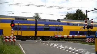 Spoorwegovergang Tricht (Geldermalsen) // Dutch railroad crossing