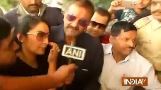 Sanjay Dutt Arrives at Airport with Wife Maanayata after Released from Jail