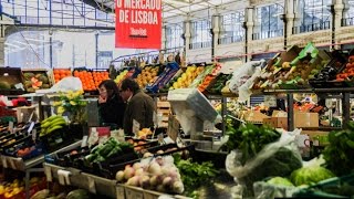 Targ miejski i hala Mercado da Ribeira w Lizbonie