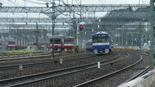 雨が降る京急線下り8両編成京急ブルースカイトレイン快特京急久里浜行き2100形33〜40けいきゅんと上り4両編成普通神奈川新町行き1000形464が、ジョイント音をたてて金沢文庫〜金沢八景駅間を走行！