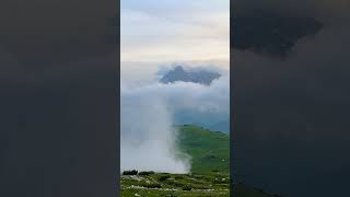 白云在脚下匆匆飘过 意大利多洛米蒂三峰山停车场