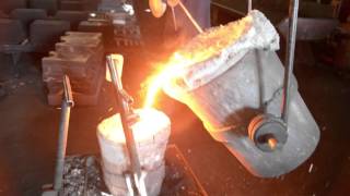 Pouring Molten Iron into nobake mold - Cast Iron Griddle (chapa)