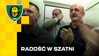 Radość w szatni GKS Katowice po wygranym meczu w Bełchatowie