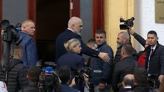 Fermerët e prisnin me protestë para Kuvendit, Rama ndalon dhe i fton brenda