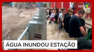 Vídeos mostram usuários do metrô agarrados em corrimão para não serem levados por enxurrada em SP