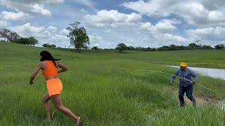 ALANE E ALINE ESPERANDO OS PEIXES PARA O ALMOÇO E NADA DE PEIXE