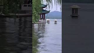 旅游随拍|杭州西湖上游客在乘坐观光小船，烟雨朦胧时间的西湖最好看