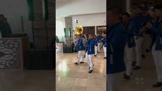 Que tal esta maravillosa entrada de esta #quinceañera  junto con sus Papas el día que celebraba