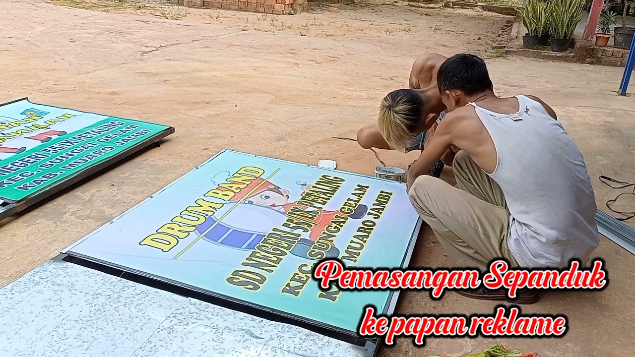 Cara Pasang Papan Reklame Di Dinding - YouTube