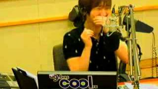 [cut] 110525 Yesung amusedly laughs at Eeteuk @ Kiss The Radio