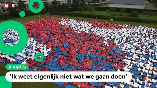 Duizenden kinderen maken een enorme animatie met borden