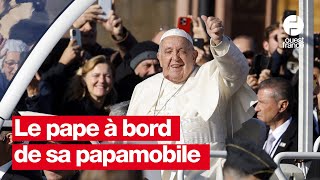 Le pape François salue la foule en Corse