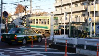 目白の踏切を通過する都電荒川線