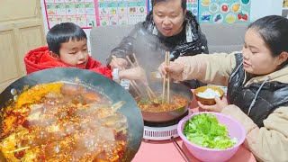 下雪了，在家里做麻辣鱼火锅吃，炸的又酥又脆的麻辣鱼吃着太香了【梅子美食】