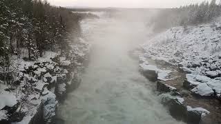 Мощный водосброс в Мурманской области запечатлели на видео