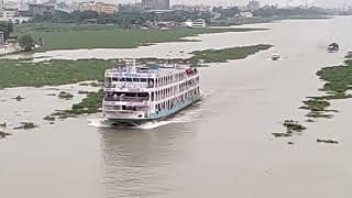 দুরন্ত গতিতে ঢাকা পথে ছুটে চলেছেন   এম ভি পুবালী -১