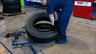 Unmounting and remounting a truck tire