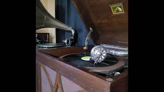 春日 八郎 ♪苦手なんだよ♪ 1957年 78rpm record. HMV Model No 130 Gramophone