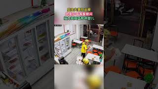 店主夫妻忙出餐 外卖小哥等餐期间 接力摇摇篮帮哄婴儿#暖心正能量 #善良