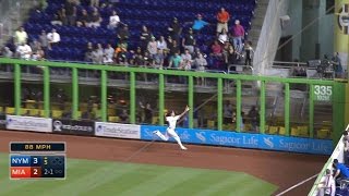 NYM@MIA: Stanton runs down liner crashing into wall