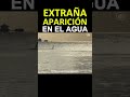 extraña aparición en el agua que despierta preguntas espírituales.