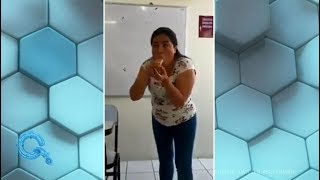 Maestra enseña cómo poner condón con la boca | Qué Importa