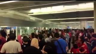 Singapore LionsXII fans practising cheers