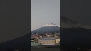 東海道新幹線からの車窓（三島～新富士間）。夕焼けと富士山の冠雪のコントラストが素敵でした