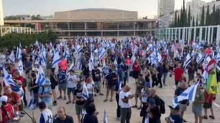 Manifestantes protestan frente a mayor sindicato de Israel para reclamar huelga general