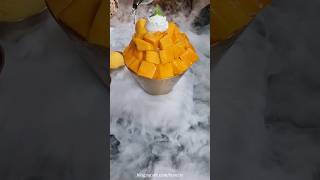 여름에 호텔에서 먹은 애플망고 빙수. 드라이아이스 쇼는 덤. Apple mango shaved ice I ate at a hotel. Dry ice show is a bonus.