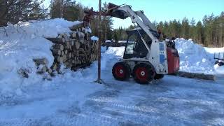 Kaivetaan halkaisukone esille..|Wood spiltting machine duging out of the snow|