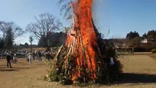 大きな炎で一年の無事成長を願う「わーほい集会」